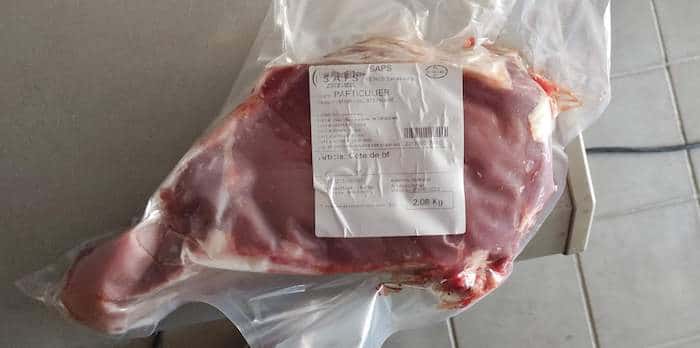 Tous les morceaux de viande sont emballés sous-vide, individuellement